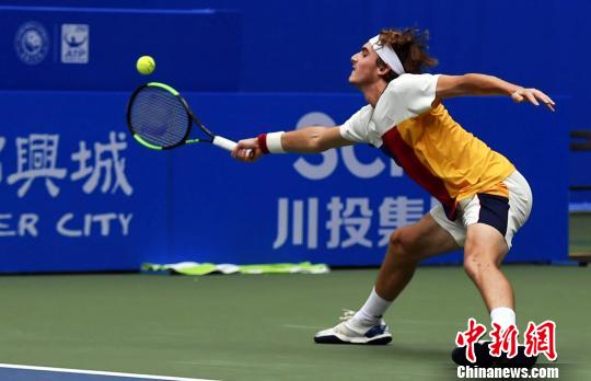 她一路过关 她一路过关