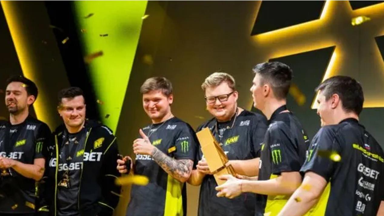 她不懈努力 她不懈努力